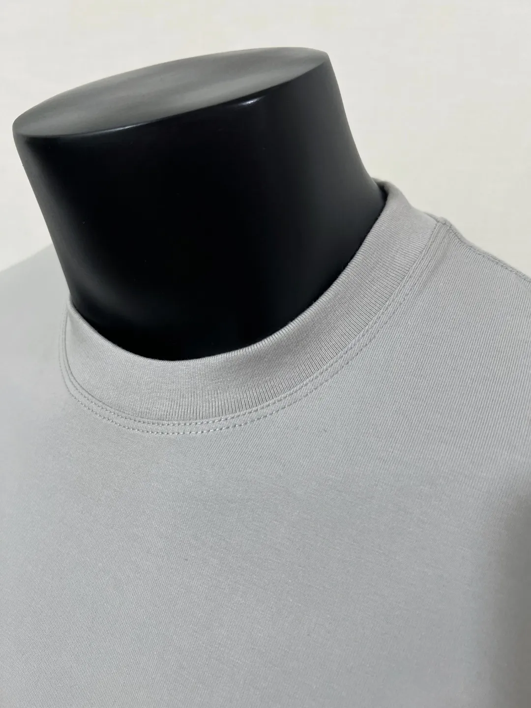 P140 Stone Island/Stone Island classic official website is on sale; small logo embroidery and pressed round neck short-sleeved T-shirt, strictly control the size of the logo, neat and clear letters, and the details are consistent with the original version; the original 240g double yarn 100% cotton fabric is selected; the upper body is simple, beautiful and very durable, with three-needle stitching and high-standard workmanship, with complete three-label details, high-temperature washing, soft fabric, better breathability, no shrinkage or deformation after washing, versatile style Match as you like, European size version, colors: black, dark gray, lilac gray, white; sizes XS-L, (L can wear up to 200 pounds)